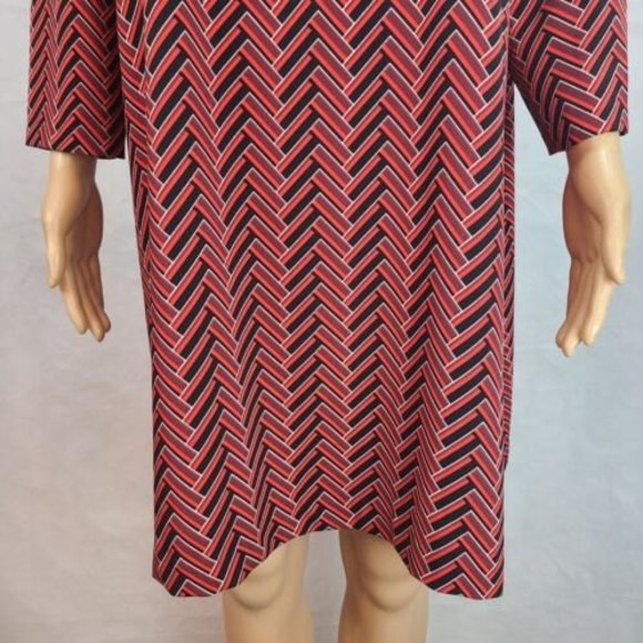 NWT Beige by ECI Women's ((L) Black and Red Chevron 3/4 Sleeve Shift Dress - Picture 3 of 12
